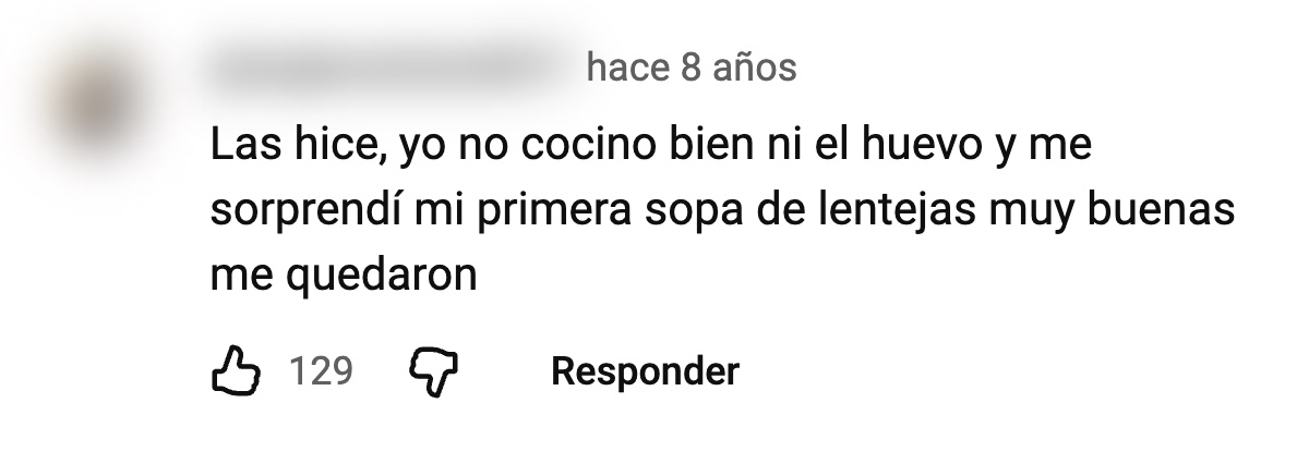 Captura de un comentario en un video de receta, con el nombre y la foto difuminados